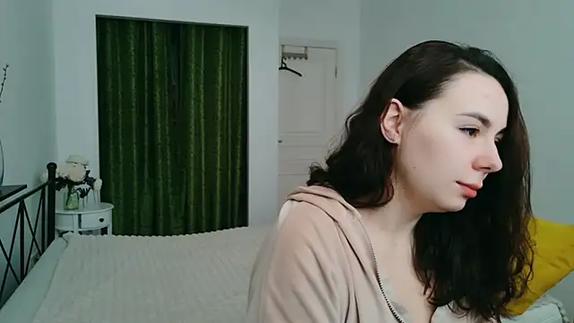Snapshot of Di_na_Bell chatting on 6, 10, 2025 Di na Bell online show from 6, 10, 2025