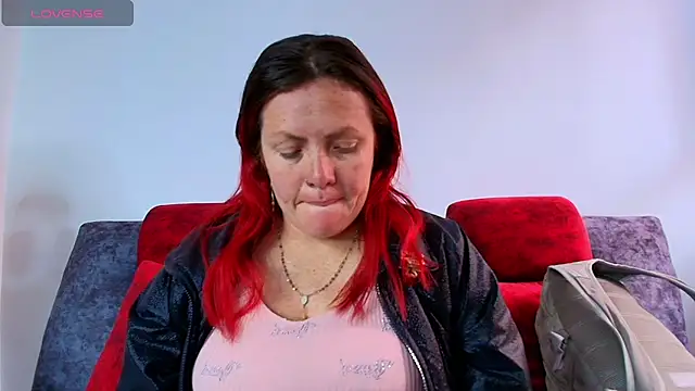 Snapshot of carolinhe_ chatting on 12, 9, 2025 carolinhe online show from 12, 9, 2025