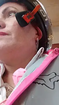 Snapshot of carolinhe_ chatting on 21, 11, 2025 carolinhe online show from 21, 11, 2025