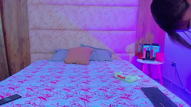 AbrilPeach online show from 10, 9, 2025