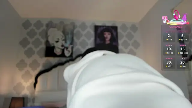 SarahMiler  online show from 3, 11, 2025