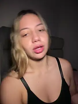 Snapshot of MissCat_ chatting on 14, 12, 2025 MissCat online show from 14, 12, 2025