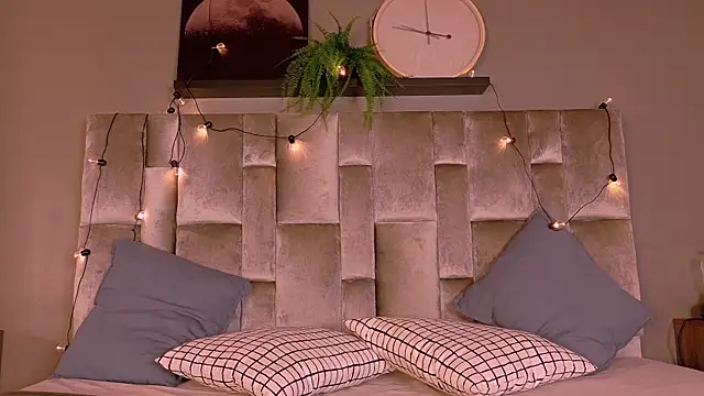 TiffValentinee  online show from 13, 10, 2025