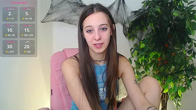 Snapshot of Little_cherryy__ chatting on 28, 10, 2025 Little cherryy online show from 28, 10, 2025