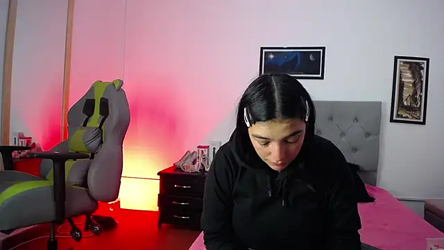 Esmeraldaa- online show from 7, 10, 2025