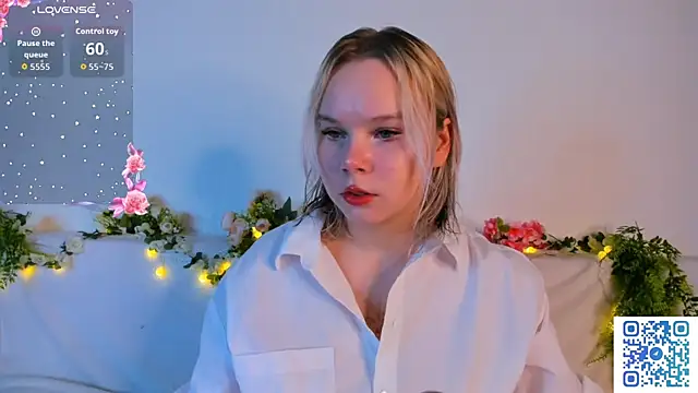 Snapshot of girlllsooft chatting on 16, 11, 2025 girlllsooft online show from 16, 11, 2025