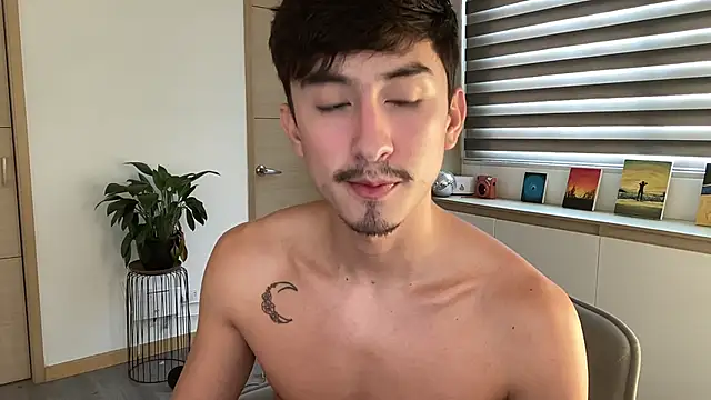 Snapshot of sweettaaron01 chatting on 22, 10, 2025 sweettaaron01 online show from 22, 10, 2025