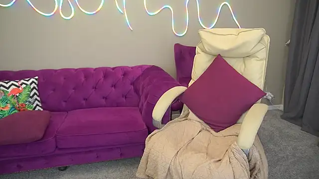 Snapshot of BellaLaPetit chatting on 7, 10, 2025 BellaLaPetit online show from 7, 10, 2025