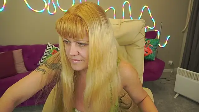 Snapshot of BellaLaPetit chatting on 24, 10, 2025 BellaLaPetit online show from 24, 10, 2025