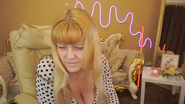 Snapshot of BellaLaPetit chatting on 10, 11, 2025 BellaLaPetit online show from 10, 11, 2025