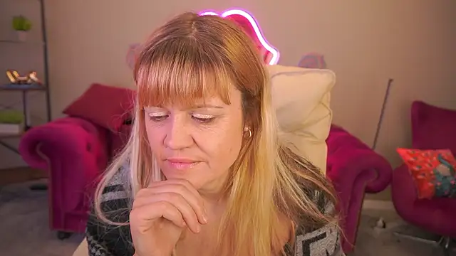 Snapshot of BellaLaPetit chatting on 2, 2, 2026 BellaLaPetit online show from 2, 2, 2026