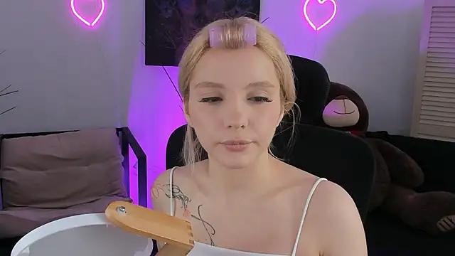 AuroraWrenfield online show from 2, 3, 2026