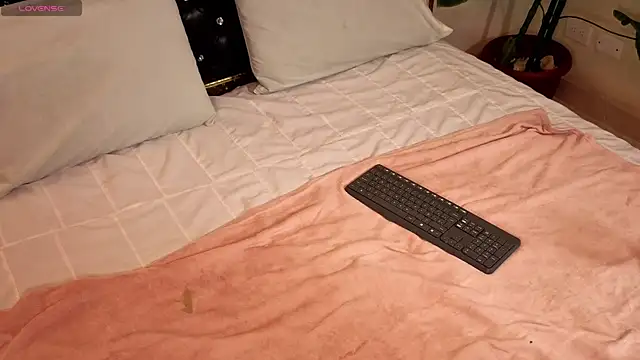 LiLLiAnderson online show from 11, 4, 2026