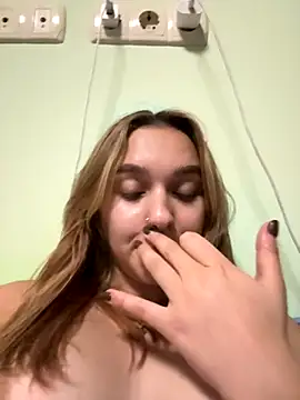 Snapshot of UrMuseOn chatting on 8, 9, 2025 UrMuseOn online show from 8, 9, 2025