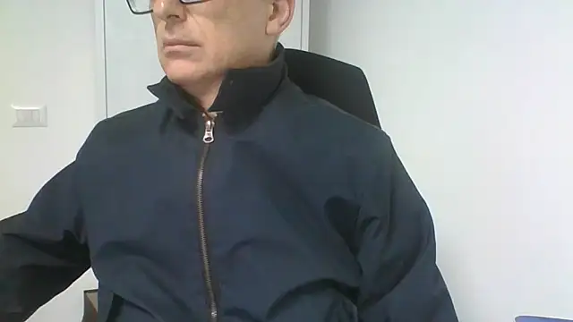 Snapshot of Sensor2000 chatting on 18, 12, 2025 Sensor2000 online show from 18, 12, 2025