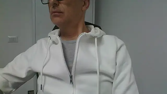 Snapshot of Sensor2000 chatting on 22, 12, 2025 Sensor2000 online show from 22, 12, 2025