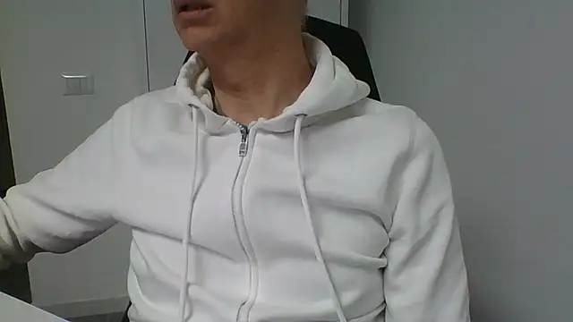 Snapshot of Sensor2000 chatting on 12, 1, 2026 Sensor2000 online show from 12, 1, 2026