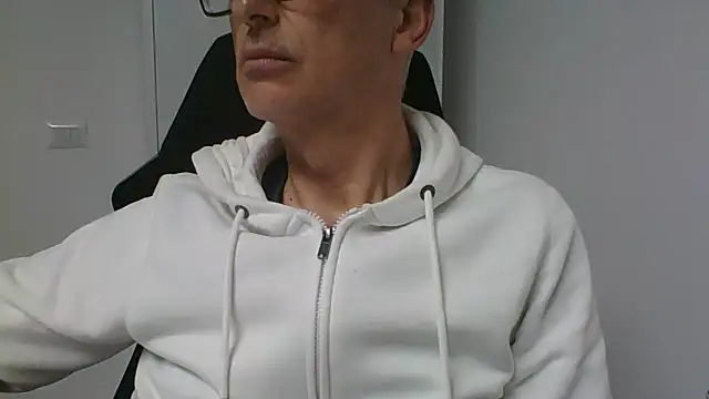 Snapshot of Sensor2000 chatting on 11, 2, 2026 Sensor2000 online show from 11, 2, 2026