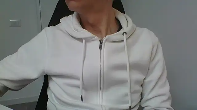 Snapshot of Sensor2000 chatting on 16, 2, 2026 Sensor2000 online show from 16, 2, 2026