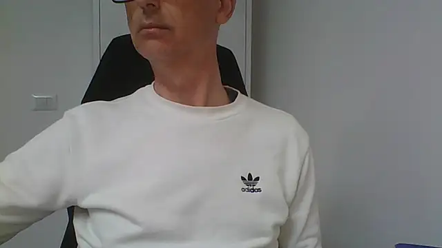 Snapshot of Sensor2000 chatting on 4, 5, 2026 Sensor2000 online show from 4, 5, 2026