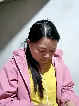 Snapshot of yoowwmr chatting on 14, 11, 2025 yoowwmr online show from 14, 11, 2025