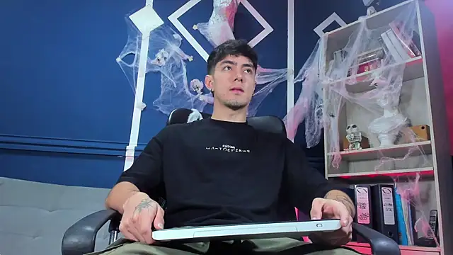 etham wolf  online show from 24, 10, 2025