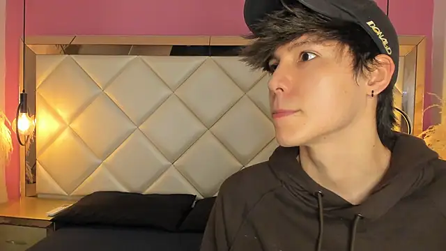 Daphne And Roger online show from 18, 9, 2025