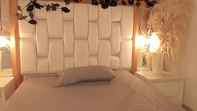 Daphne And Roger online show from 5, 11, 2025