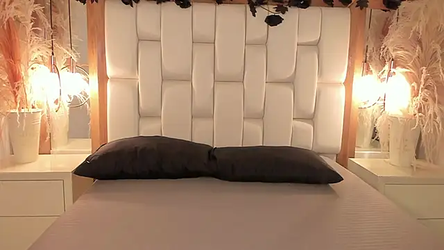 Daphne And Roger online show from 7, 11, 2025