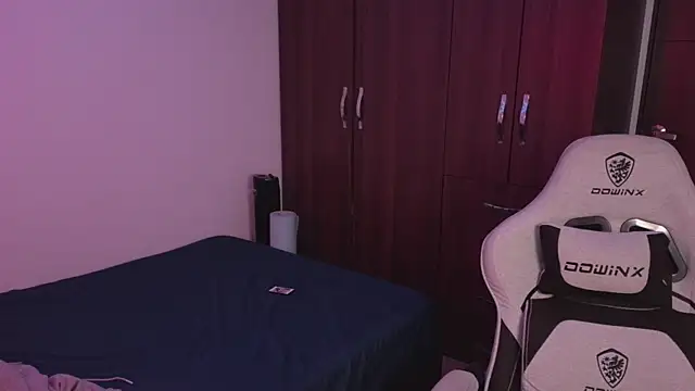 domsantiago  online show from 4, 10, 2025