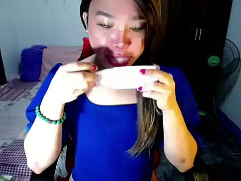 Urassiansweetcummer online show from 12, 10, 2025