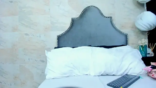 Snapshot of abigail_silver_ chatting on 12, 9, 2025 abigail silver online show from 12, 9, 2025