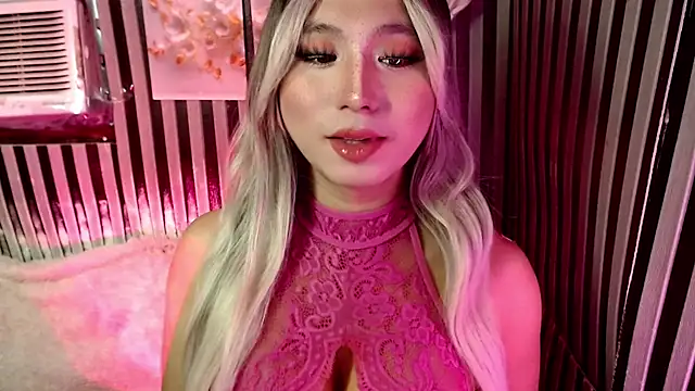 UrhotlucyTS online show from 3, 7, 2026