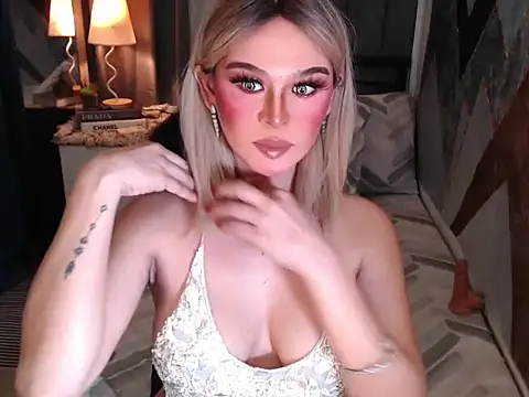 Snapshot of superhotangelxx chatting on 18, 4, 2026 superhotangelxx online show from 18, 4, 2026