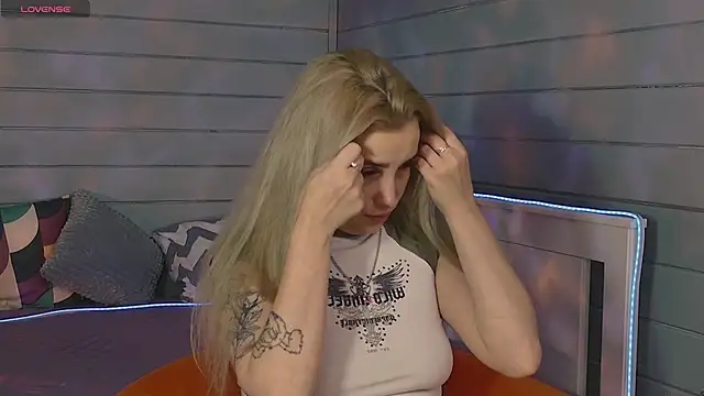 Snapshot of Crystal_Jull chatting on 6, 10, 2025 Crystal Jull online show from 6, 10, 2025