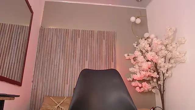 Snapshot of Michellee_20 chatting on 15, 10, 2025 Michellee 20 online show from 15, 10, 2025