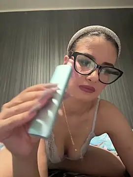 Snapshot of Larra69 chatting on 20, 5, 2026 Larra69 online show from 20, 5, 2026