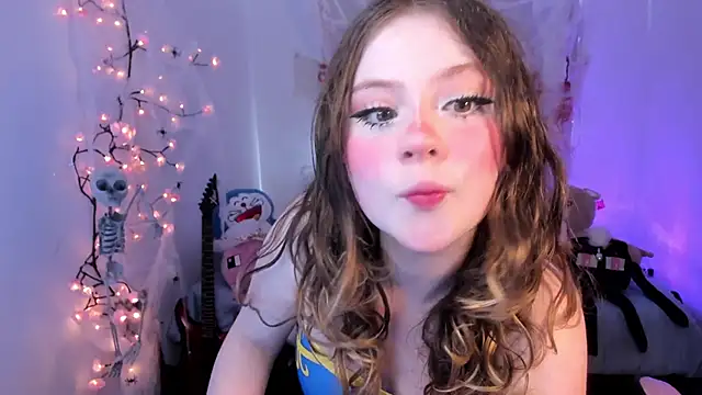 Snapshot of Lil_bela chatting on 10, 10, 2025 Lil bela online show from 10, 10, 2025