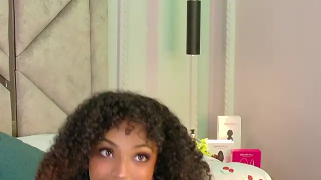 Snapshot of Cristal-Jonnes chatting on 5, 7, 2026 Cristal-Jonnes online show from 5, 7, 2026