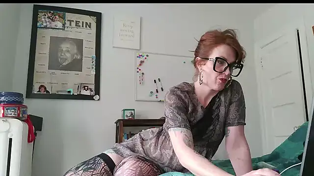 Snapshot of MamaFoxxx911 chatting on 21, 11, 2025 MamaFoxxx911 online show from 21, 11, 2025