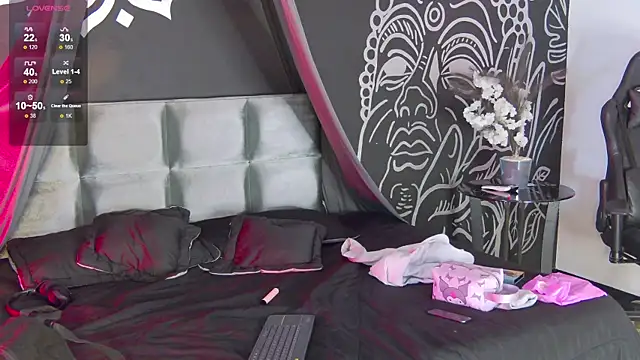 Snapshot of RavennMoonn chatting on 7, 10, 2025 RavennMoonn online show from 7, 10, 2025