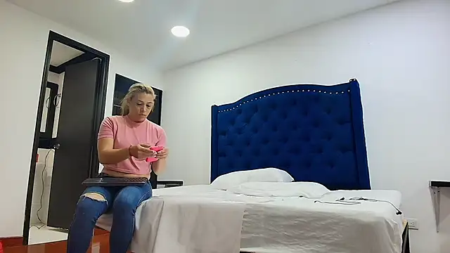 Snapshot of zarah_andrew__ chatting on 19, 9, 2025 zarah andrew online show from 19, 9, 2025