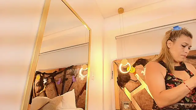 Snapshot of zarah_andrew__ chatting on 6, 10, 2025 zarah andrew online show from 6, 10, 2025