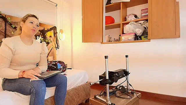 Snapshot of zarah_andrew__ chatting on 23, 10, 2025 zarah andrew online show from 23, 10, 2025