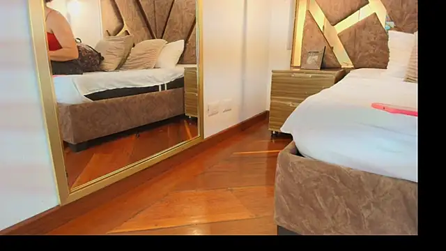 Snapshot of zarah_andrew__ chatting on 8, 11, 2025 zarah andrew online show from 8, 11, 2025