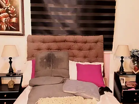 Snapshot of UrnextDoorTS chatting on 15, 12, 2025 UrnextDoorTS online show from 15, 12, 2025