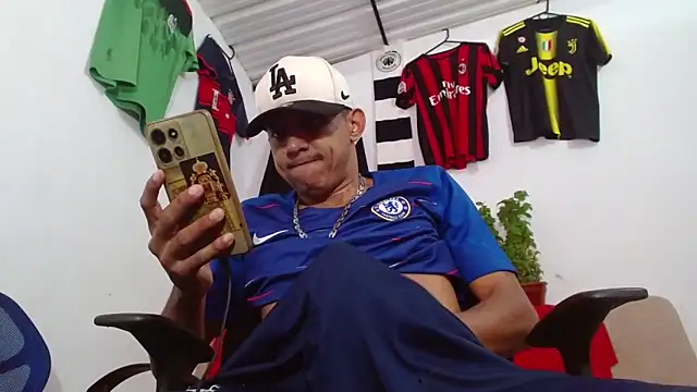 Snapshot of skinny23cm chatting on 1, 3, 2026 skinny23cm online show from 1, 3, 2026