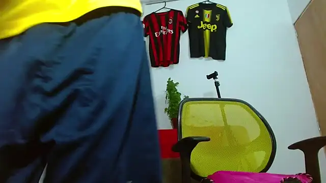 Snapshot of skinny23cm chatting on 3, 3, 2026 skinny23cm online show from 3, 3, 2026