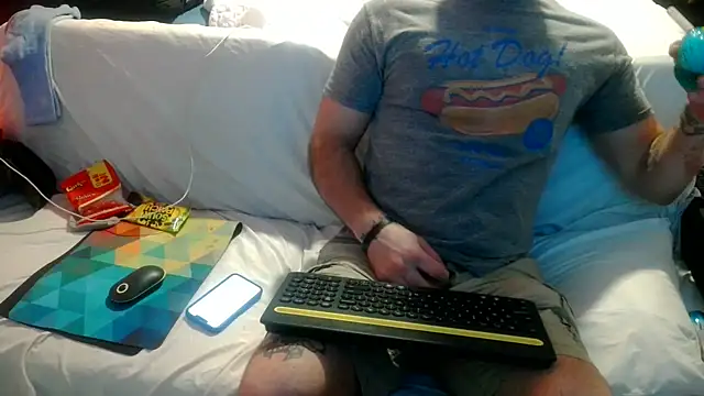 Luv2SuckBWC92 online show from 18, 9, 2025