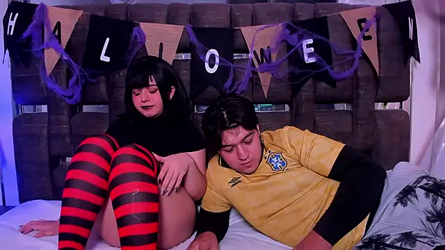 Snapshot of EmilyANDrew_ chatting on 31, 10, 2025 EmilyANDrew online show from 31, 10, 2025